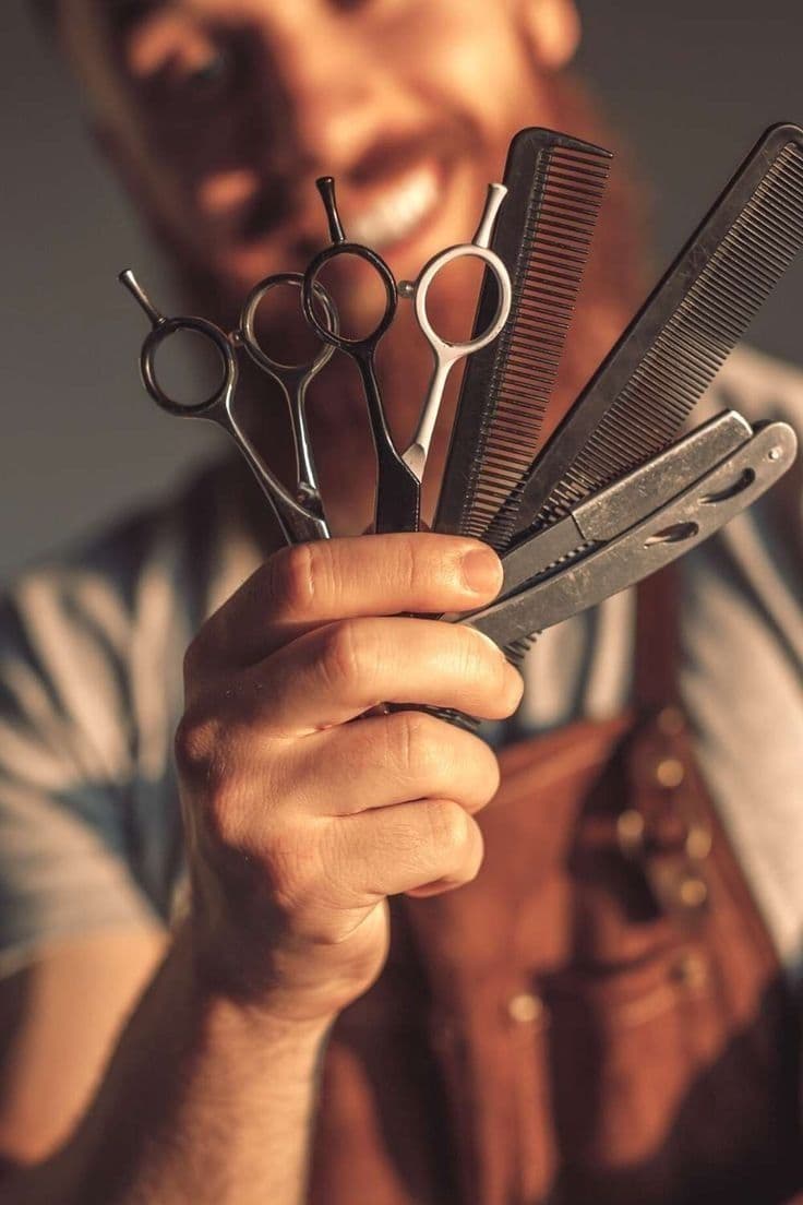 Barbeiro modelando barba